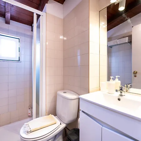 아파트 Charming Meio A Lapa Iii Amazing Terrace View 리스본