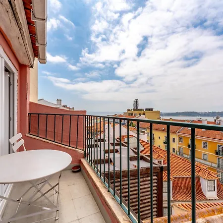 아파트 Charming Meio A Lapa Iii Amazing Terrace View 리스본